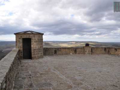 Salendo ancora ci ritrova sulla cima, l� dove sono presenti alcune torrette di guardia